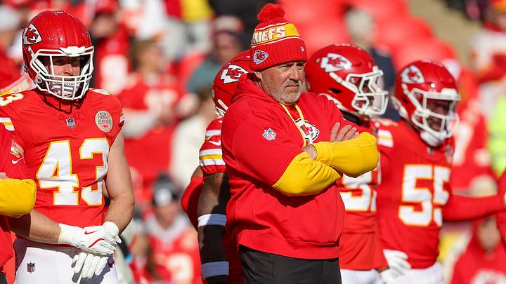 Chiefs special teams on the sideline with ST coordinator Dave Toub