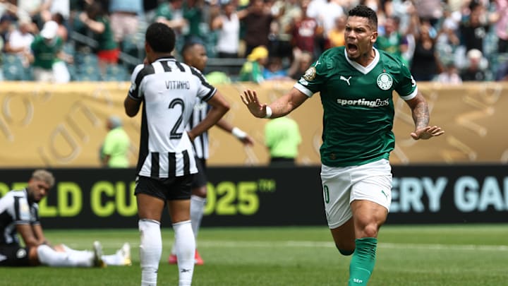 Paulinho fez o único gol do jogo Paulinho fez o único gol do jogo