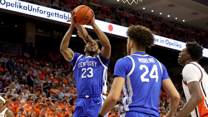 Kentucky is a road favorite against South Carolina on Monday night.