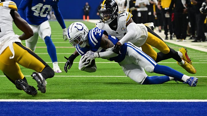 Sep 29, 2024; Indianapolis, Indiana, USA; Indianapolis Colts safety Julian Blackmon (32) recovers a ball fumbled by Pittsburgh Steelers wide receiver George Pickens (14) during the second quarter at Lucas Oil Stadium. Mandatory Credit: Marc Lebryk-Imagn Images Sep 29, 2024; Indianapolis, Indiana, USA; Indianapolis Colts safety Julian Blackmon (32) recovers a ball fumbled by Pittsburgh Steelers wide receiver George Pickens (14) during the second quarter at Lucas Oil Stadium. Mandatory Credit: Marc Lebryk-Imagn Images