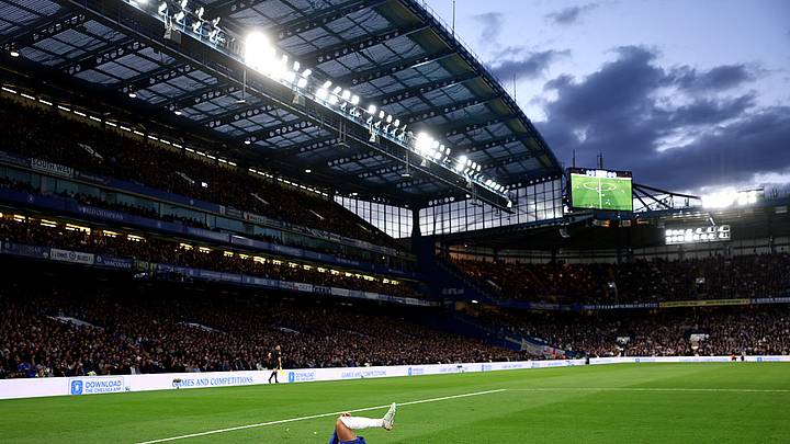Estevao se lesionó en el juego entre su equipo, el Chelsea, ante el Manchester United.