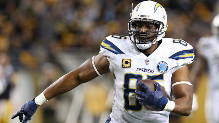 Los Angeles Chargers tight end Antonio Gates runs after a catch against the Pittsburgh Steelers