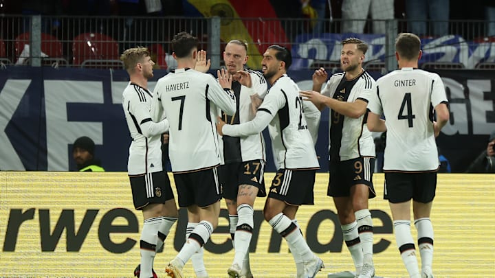 Das deutsche Team feiert Torschütze Niclas Füllkrug Das deutsche Team feiert Torschütze Niclas Füllkrug