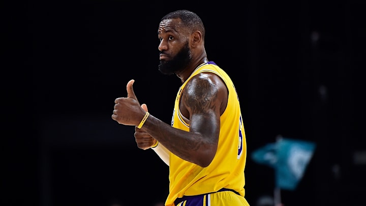 Los Lakers buscan nuevo entrenador, además de retener a LeBron James