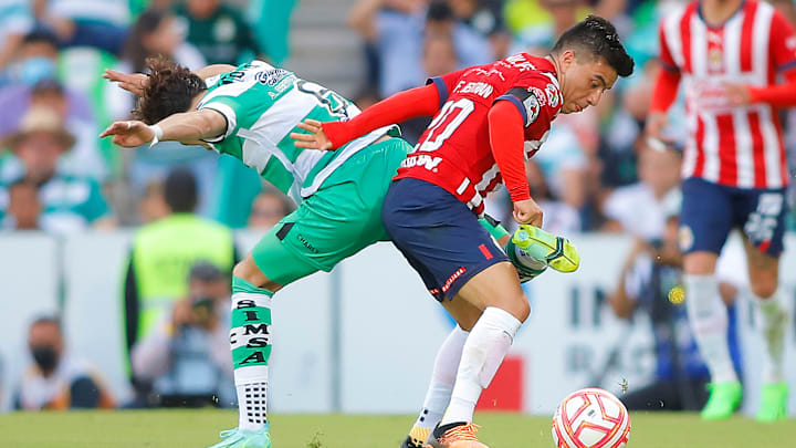 Alan Cervantes y Fernando Beltrán disputan un esférico. Alan Cervantes y Fernando Beltrán disputan un esférico.