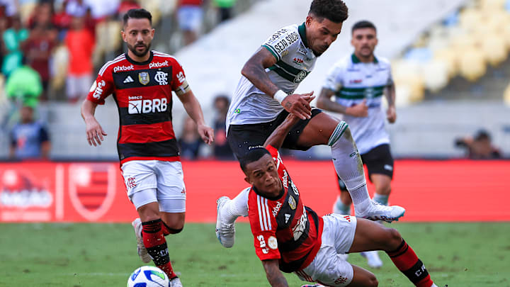 Júnior Urso sofreu com sequência de lesões Júnior Urso sofreu com sequência de lesões