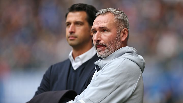 Tim Walter mit Jonas Boldt im Hintergrund