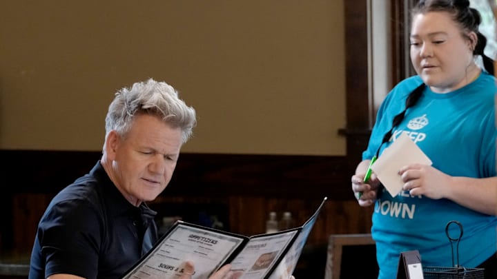 Kitchen Nightmares: Gordon Ramsay with the restaurant staff in the “Simmer Down” episode of Kitchen Nightmares airing Tuesday, Mar. 18 (8:00-9:00 PM ET/PT) on FOX. CR: FOX. ©2025 FOX Media LLC.