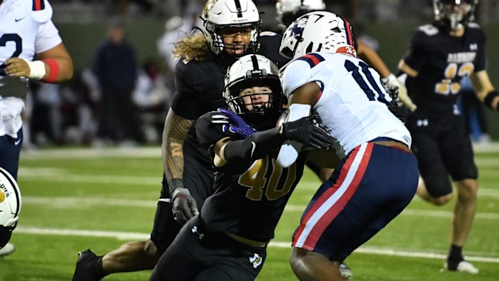 The Wisconsin Badgers are making a push for 4-star Richland running back Jayshon Gibson (10), coming off of a dominant season. The Wisconsin Badgers are making a push for 4-star Richland running back Jayshon Gibson (10), coming off of a dominant season.