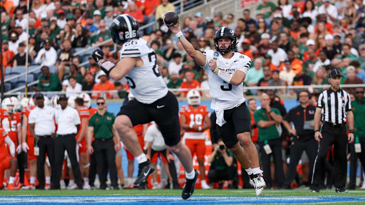 Rocco Becht hit Carson Hansen with a passing touchdown during the Pop-Tarts Bowl for Iowa State. Rocco Becht hit Carson Hansen with a passing touchdown during the Pop-Tarts Bowl for Iowa State.