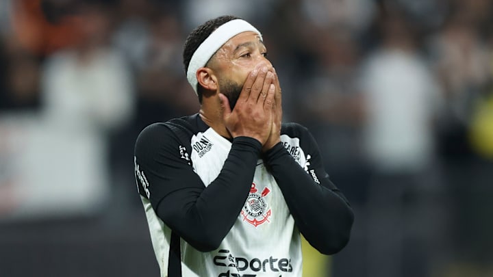 Memphis Depay desfalca o Corinthians na sequência da temporada 