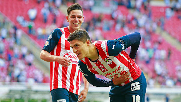 Ronaldo Cisneros selló el triunfo 2-0 de Chivas sobre Toluca.