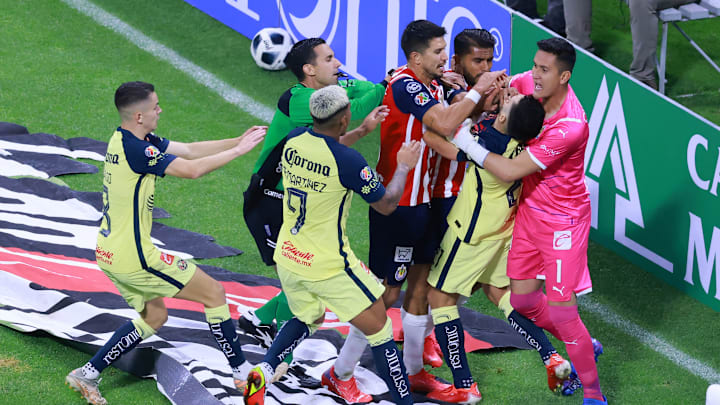 Jugadores de América y Chivas en un conato de bronca. Jugadores de América y Chivas en un conato de bronca.