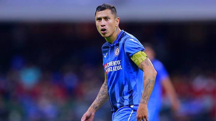 El jugador Julio César Domínguez en un partido con Cruz Azul.
