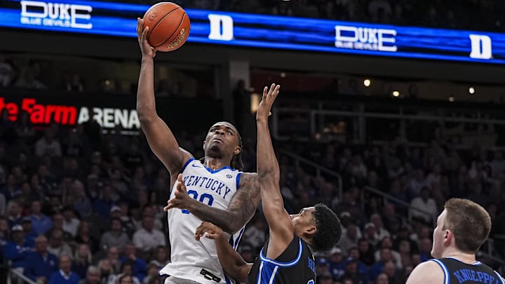 Nov 12, 2024; Atlanta, Georgia, USA; Kentucky Wildcats guard Otega Oweh (00) scores a basket over Duke Blue Devils guard Caleb Foster (1) during the second half at State Farm Arena. Mandatory Credit: Dale Zanine-Imagn Images Nov 12, 2024; Atlanta, Georgia, USA; Kentucky Wildcats guard Otega Oweh (00) scores a basket over Duke Blue Devils guard Caleb Foster (1) during the second half at State Farm Arena. Mandatory Credit: Dale Zanine-Imagn Images