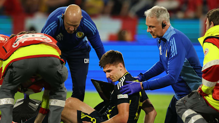 Kieran Tierney musste gegen die Schweiz verletzt ausgewechselt werden