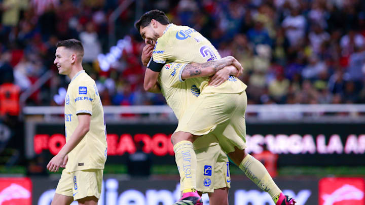 Jugadores del América celebran un gol.