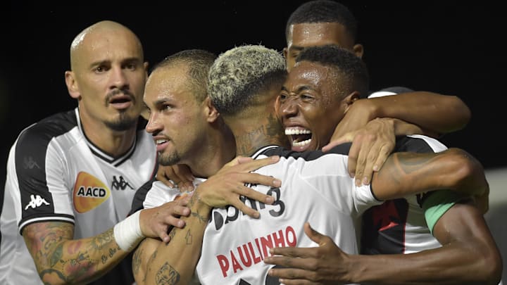 Zagueiro Léo (d) abriu caminho para a vitória