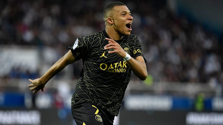 Grâce à un doublé de Kylian Mbappé, le PSG s'impose face à Auxerre (2-1) et fonce vers le titre de champion de France.