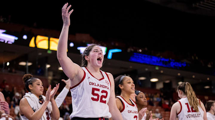 Oklahoma Sooners center Raegan Beers