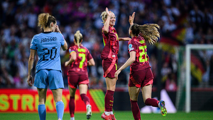 High Five! Jule Brand jubelt mit Lea Schüller