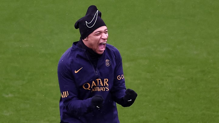 TOPSHOT-FBL-FRA-CHAMPIONS-TROPHY-PSG-TRAINING