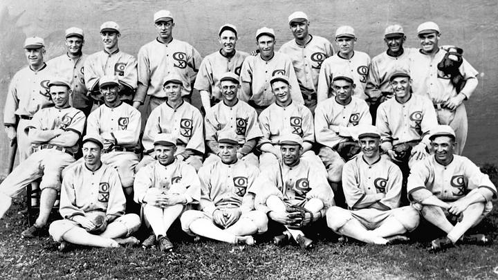 Los White Sox de 1919, considerado uno de los equipos más formidables y talentosos de su época, pasaría a la historia por el infame escándalo de amaño durante la Serie Mundial de ese mismo año.