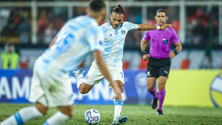 Braithwaite ocupa vaga de Carlos Vinícius