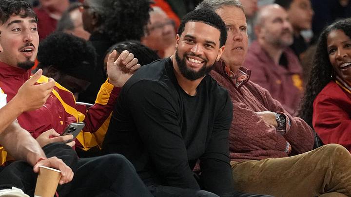 Chicago Bears QB Caleb Williams watches a Southern California basketball game. Mandatory Credit: Kirby Lee-Imagn Images Chicago Bears QB Caleb Williams watches a Southern California basketball game. Mandatory Credit: Kirby Lee-Imagn Images