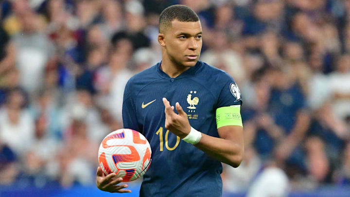 Kylian Mbappé usando una de las tantas zapatillas que Nike diseñó para él 