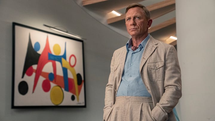 Glass Onion: A Knives Out Mystery (2022). Daniel Craig as Detective Benoit Blanc. Cr. John Wilson/Netflix © 2022.