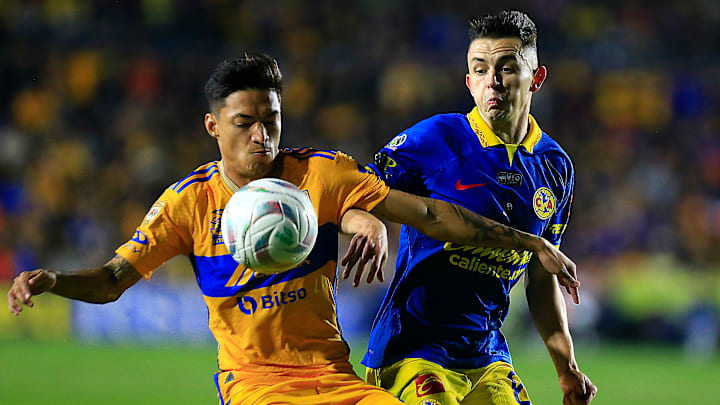 Raymundo Fulgencio de Tigres y el español Álvaro Fidalgo del América durante la final de Ida del Apertura 2023.