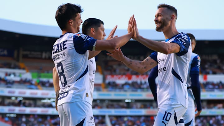 Los españoles Óliver Torres y Sergio Canales celebran uno de los goles frente al Querétaro