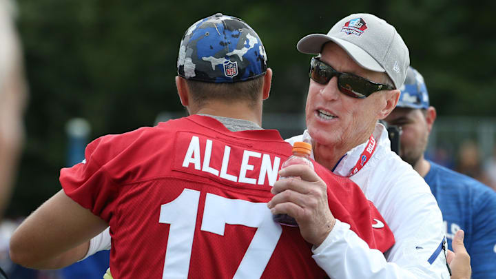 Bills current quarterback Josh Allen (17) and former Bills quarterback and HOFer Jim Kelly.