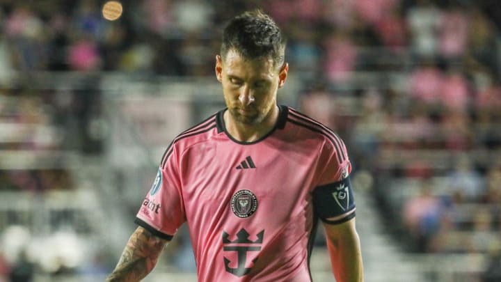 Lionel Messi tiene molestias en la pierna derecha 
