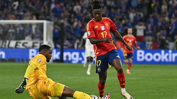 Nico Willliams und Mike Maignan werden beim FC Bayern gehandelt. Nico Willliams und Mike Maignan werden beim FC Bayern gehandelt.