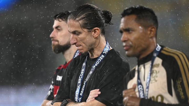 Filipe Luís cabisbaixo após vice-campeonato do Flamengo na Recopa Sul-Americana contra o Lanús