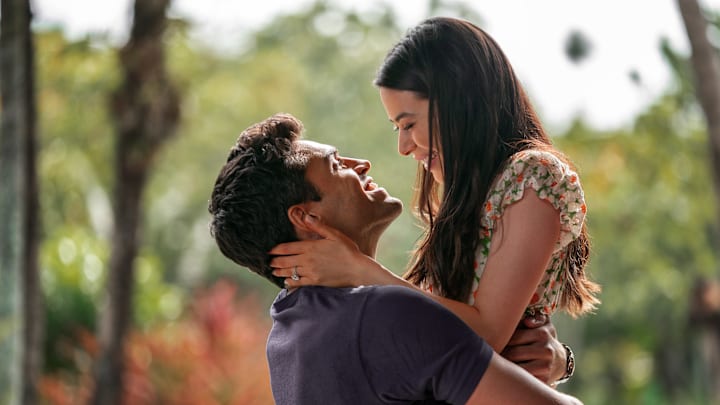 Mother of the Bride. (L-R) Sean Teale as RJ and Miranda Cosgrove as Emma in Mother of the Bride. Cr. Sasidis Sasisakulporn/Netflix © 2024