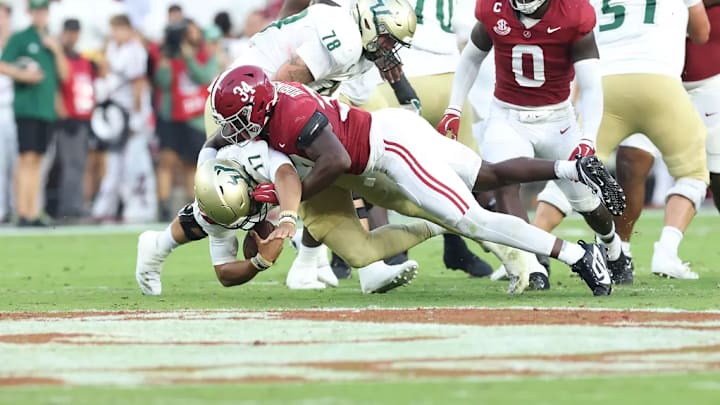 Alabama Linebacker Quandarrius Robinson (34) makes a tackle against University of South Florida at Bryant-Denny Stadium in Tuscaloosa, AL on Saturday, Sep 7, 2024.