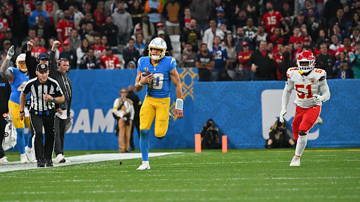 Chargers quarterback Justin Herbert threw for 318 yards and ran for 32 in a 27–21 win over the Chiefs.