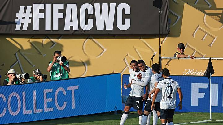 'Tecatito' Corona es felicitado por su gol ante el Urawa Red Diamonds. 'Tecatito' Corona es felicitado por su gol ante el Urawa Red Diamonds.