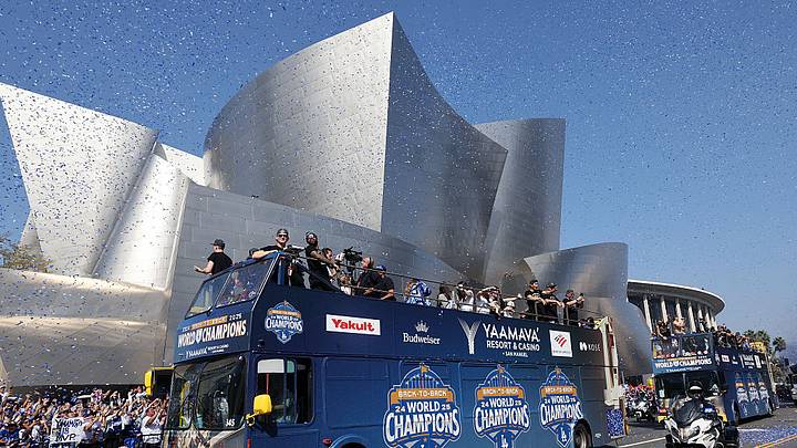 Los Dodgers, campeones de la Serie Mundial, desfilaron por las calles de Los Ángeles. Los Dodgers, campeones de la Serie Mundial, desfilaron por las calles de Los Ángeles.