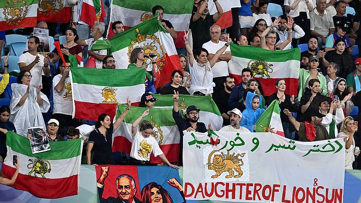 Aficionados de la selección de Irán apoyan a su equipo en la Copa Asiática femenina Aficionados de la selección de Irán apoyan a su equipo en la Copa Asiática femenina