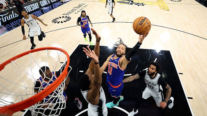 Jalen Brunson, figura de los New York Knicks, ejecuta un disparo ante el asedio de De'aaron Fox durante el quinto duelo de las Finales de la NBA Jalen Brunson, figura de los New York Knicks, ejecuta un disparo ante el asedio de De'aaron Fox durante el quinto duelo de las Finales de la NBA