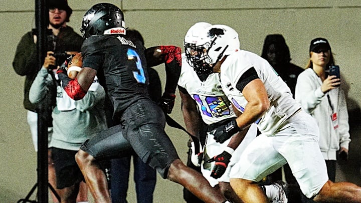 Team Roses' Easton Royal (3) runs into the end zone for a touchdown during the Under Armour All-America Game Saturday, Jan. 3, 2026 at Spec Martin Stadium in DeLand.