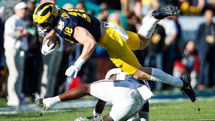 Bears first-round draft pick Colston Loveland makes a catch against Alabama linebacker Deontae Lawson. 