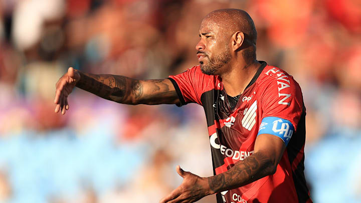 Thiago Heleno cumpre o papel de xerifão da zaga, mas também se arrisca no ataque