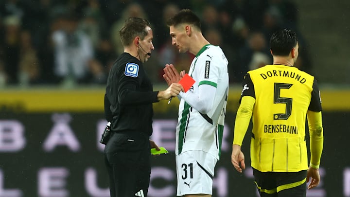 Tomas Cvancara (in weiß) sah gegen Dortmund die Rote Karte