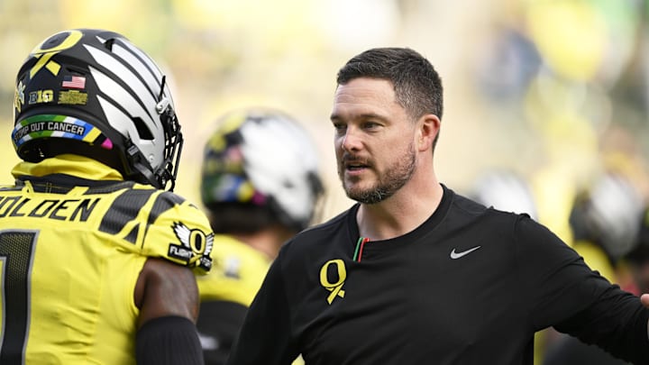 Oct 26, 2024; Eugene, Oregon, USA; Oregon Ducks head coach Dan Lanning visits with players before a game against the Illinois Fighting Illini at Autzen Stadium.
