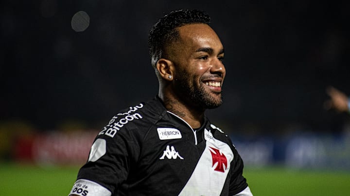 Alex Teixeira foi repatriado pelo Vasco, mas não garante seguir no clube